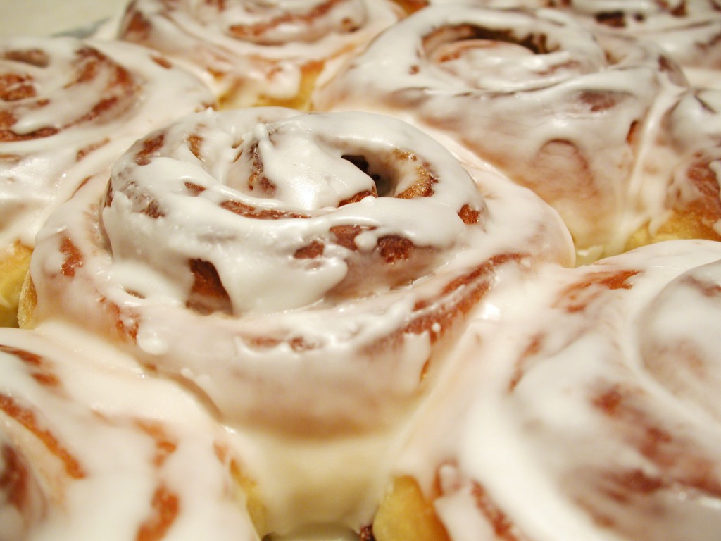 cinnamon-rolls-close